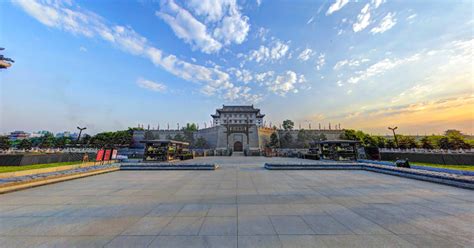 西安古城墙在西安市中心吗、