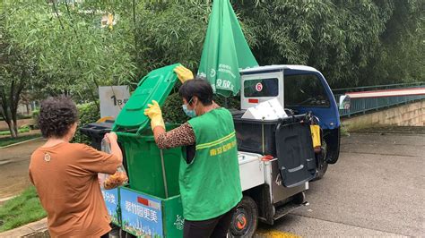 小區(qū)里的環(huán)衛(wèi)垃圾車每天來收垃圾的時(shí)候放掉垃圾桶的蓋子時(shí)使勁放,聲音好像爆炸聲太擾民了.