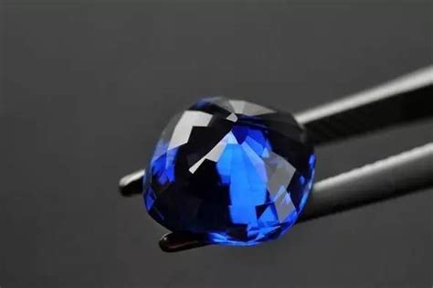 蓝宝石和坦桑石的区别是什么啊?