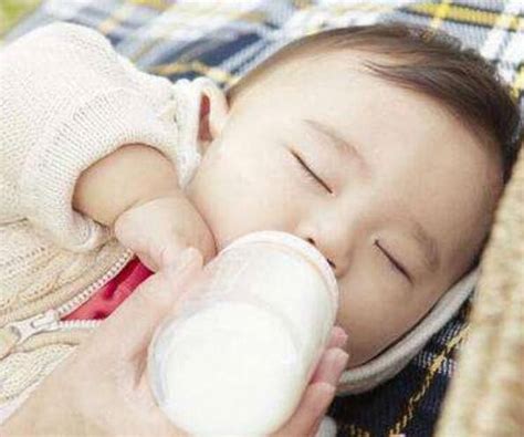 宝宝呛奶怎么防止窒息