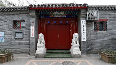 烧肉人是个烤肉店,地址是北京市东城区地安门内大街黑芝麻胡同2号!谁知道是不是拆了?因为没找到2号!