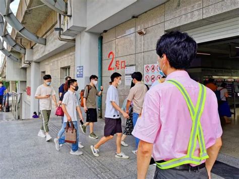 夏天业务员汗流浃背说说