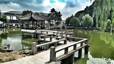 灵岩山在什么地方