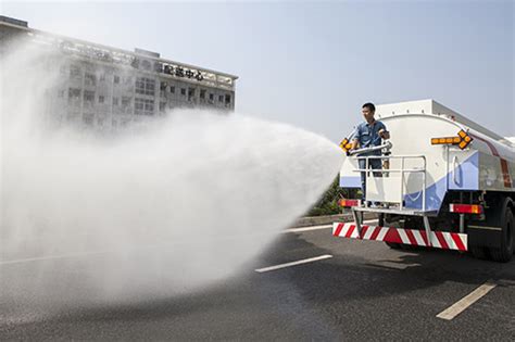 下雨天為什么還要出動灑水車沖洗路面