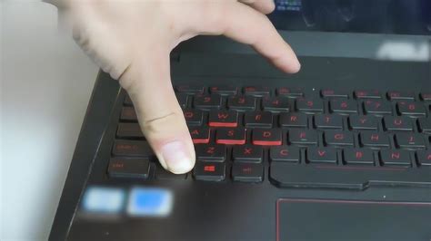 键盘的右上角有3个小灯 都是按什么键让它们亮的?