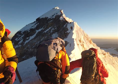 双语｜尼泊尔出新规：想攀登珠峰？有钱还不够，你还得有这些证明