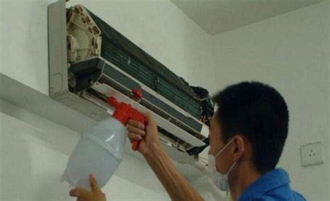 華凌空調室內機怎么拆開清洗