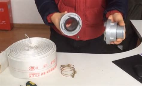 消防水帶借口怎樣用鐵絲綁