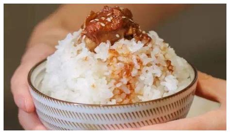 有谁知道统一自热米饭的食用方法,我现在想买一盒吃,但不知道如何食用,在线等,急!