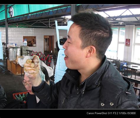 蒙古国三个壮汉野外喝酒吃肉视频