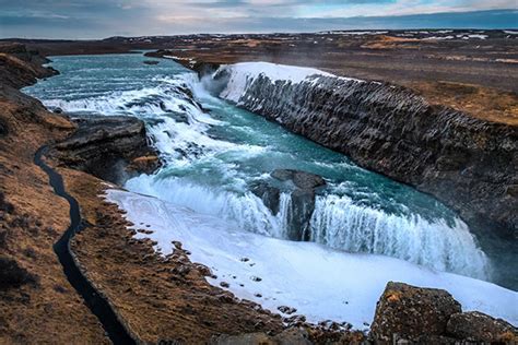 冰岛的奇特冰洞景观
