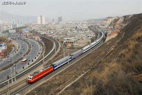 中国铁路线路最长，全长8986公里，横跨整个亚欧大陆