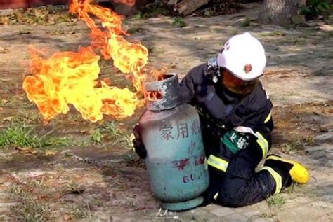 把液化氣罐直接從樓上扔下去 會爆炸嗎