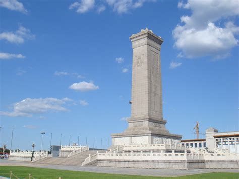 站在英雄纪念碑前-写英雄作文700字【共6则】