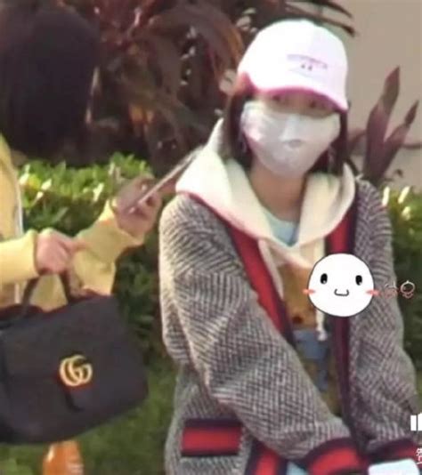 丈夫穿妻子的衣服