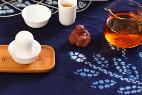 雨天一人一茶一书文案