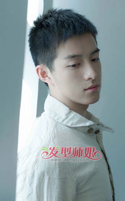 小学生干净短发男