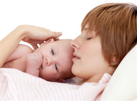 婴儿喂奶时期就该和父母分床睡