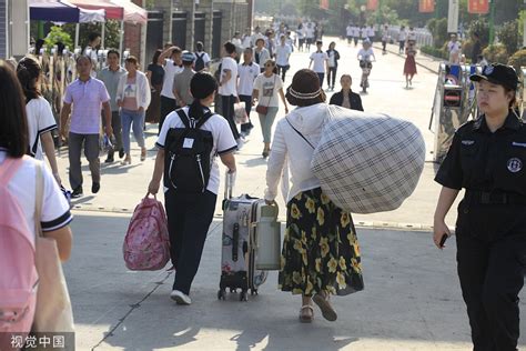 父母强行拖走女孩50万彩礼