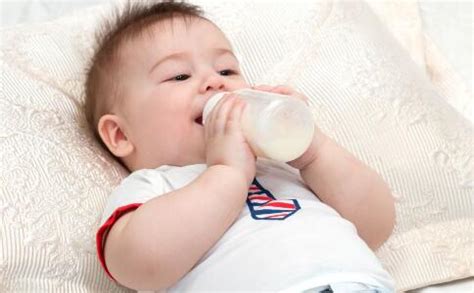 新生婴儿喝多少奶粉