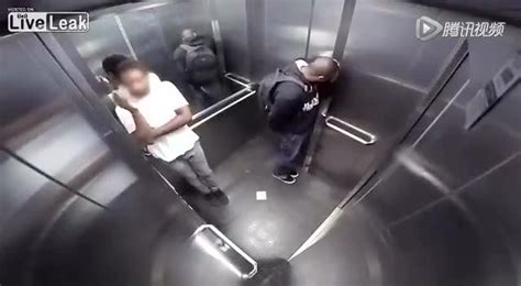 在电梯里放屁