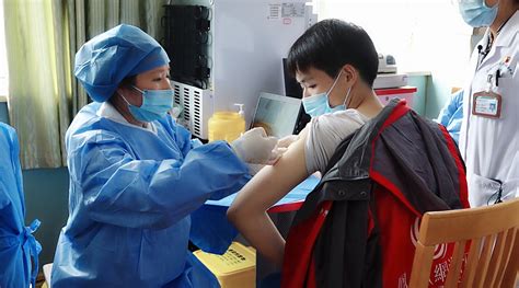 钟南山等专家呼吁疫苗能打尽快打
