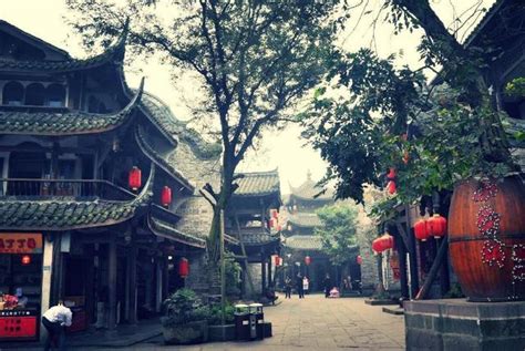 位于网红城市中的古镇，被称“中国好莱坞”，风景绝佳美食众多