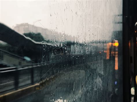 冬雨下个不停的朋友圈句子[汇总61段]