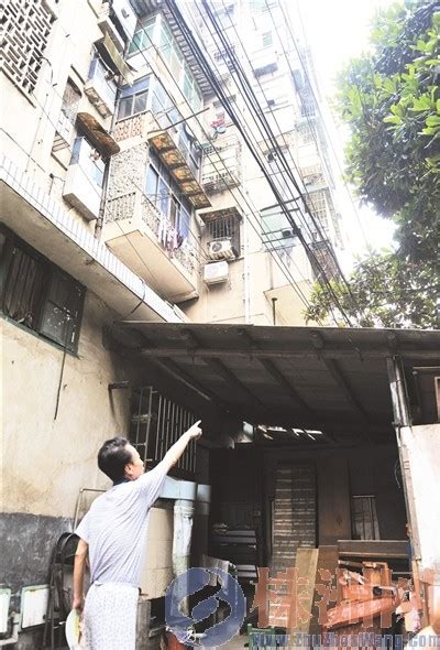 湖北两男孩在22层楼顶间立定跳远