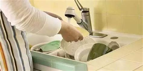 用洗碗机洗碗,洗碗粉和洗碗块会不会有残留?