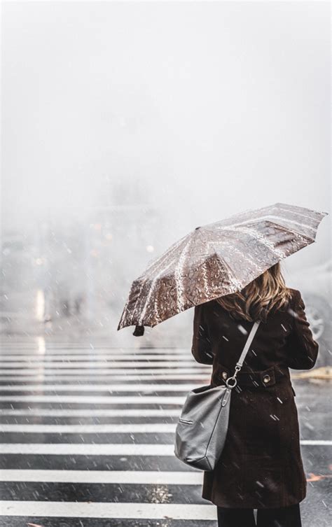 一个人在雨中走路的说说