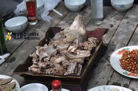 蒙古国三个壮汉野外喝酒吃肉视频