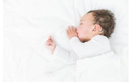 父母该如何护理新生宝宝的乳牙