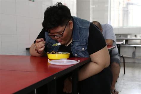 孕中期吃了饭就吐了是怎么回事