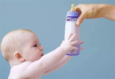 大人用奶瓶喝奶粉也要用尿不湿