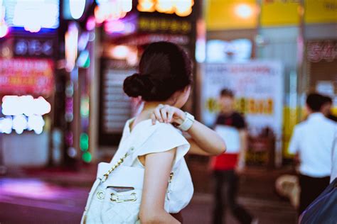 六岁女孩痛哭求饶母亲住手，失控家长太可怕：打骂式教育可取吗