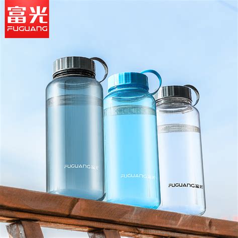 我想買一個太空杯，不知道哪個牌子的太空杯好，還有太空杯能不能裝剛燒開的水，泡點菊花，謝謝