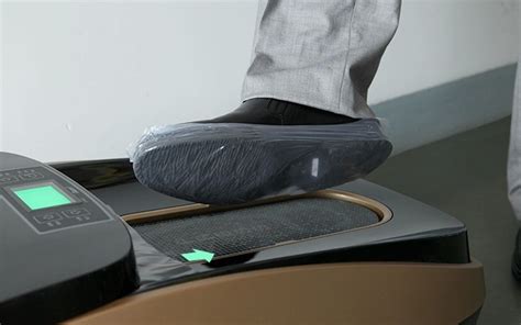 喜来客连续式自动鞋套机是怎样安装鞋套的