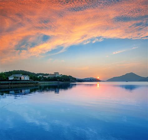 晚霞和湖水的诗句