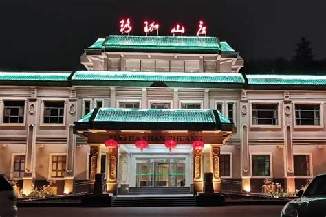 我想问一下 在同是武大的同学,请问一下珞珈山庄环境怎么样,标间价格是多少呢,贵吗