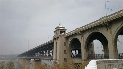 谁能帮忙介绍下武汉长江大桥啊?