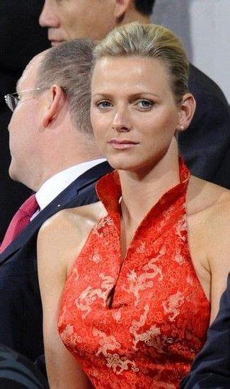 摩纳哥夏琳王妃时隔半年回家，可爱龙凤胎见到妈妈兴奋又害羞