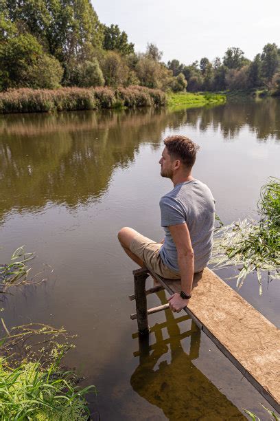 一个人在河边吹风的说说