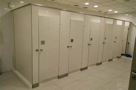 公共厕所隔断安装方法,例如:厕所下面要设计成与地面有一定距离.距离是多小还有隔断与天花的距离是多小