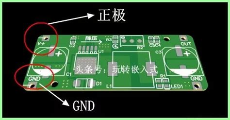如何辨認此電源適配器的正極和負極是哪一端?
