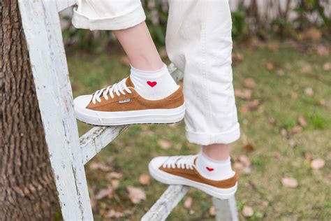 女生穿小白鞋配穿什么种类和颜色的袜子最好看?
