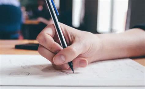 我们班的“乒乓球王”——冯思懿_我们班的牛人作文800字(摘抄6则)