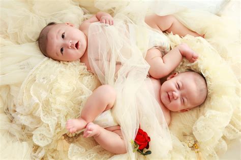 有双胞胎或者是多胞胎的孕妈要注意，防止胎宝相害