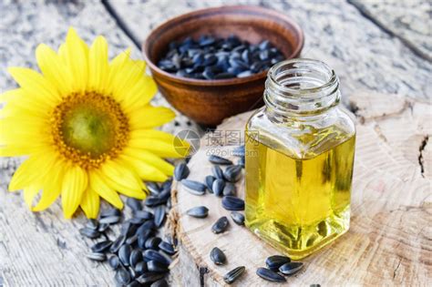 压榨葵花仁油和压榨葵花籽油在做出的菜里有何区别？为什么葵花仁油反而要贵呢？