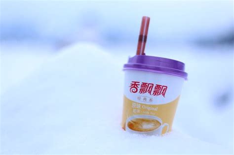 香飄飄牛乳茶放到熱水中加熱杯蓋有點漲喝了有事嗎(加熱前杯蓋正常的)(? - ?)